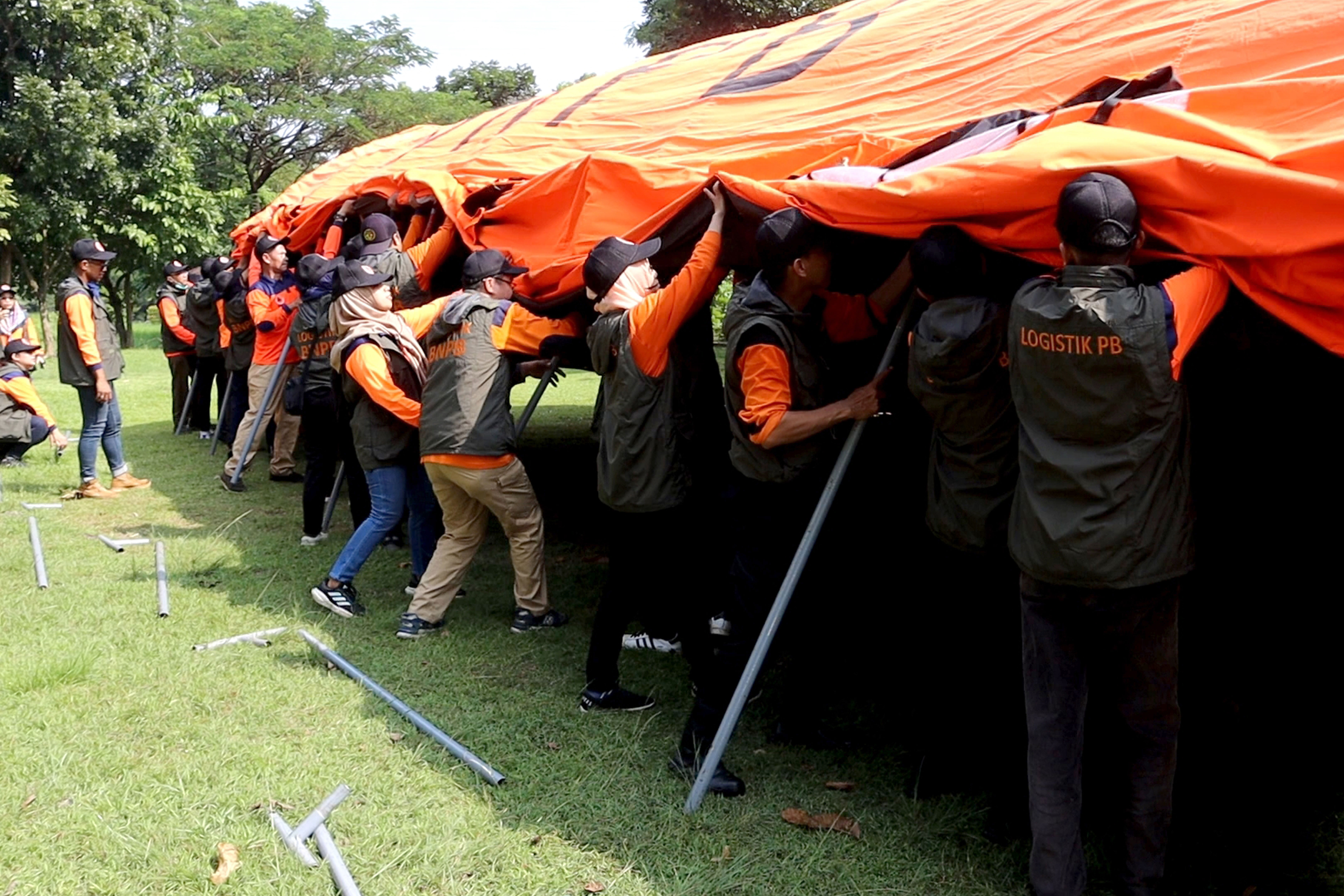 Para peserta terdiri dari 17 perwakilan BPBD Provinsi yang menerima materi dan praktek pendirian tenda (7/6).